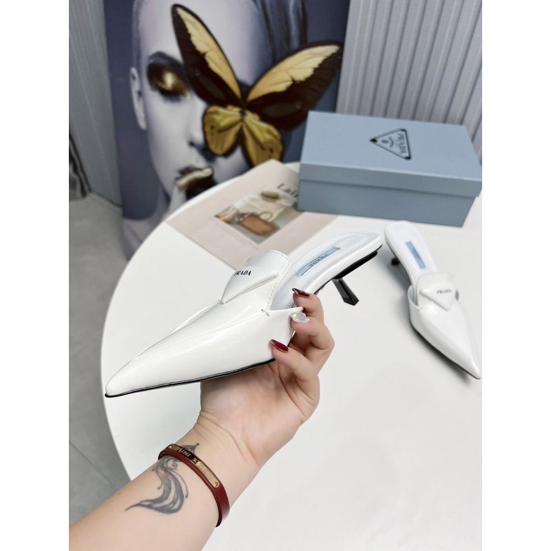 Pra*a logo patent leather pointy toe mule in white