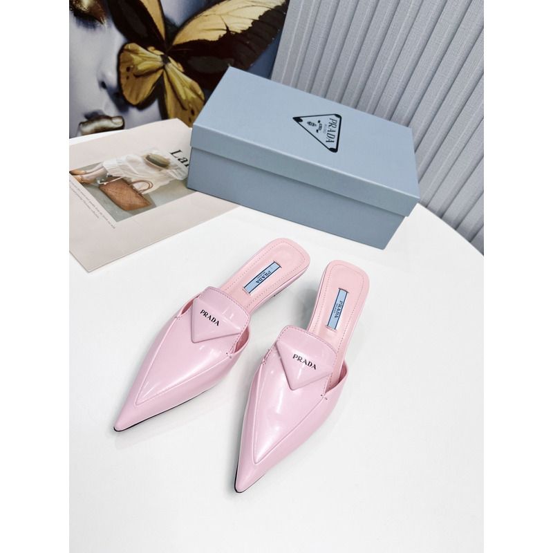Pra*a logo patent leather pointy toe mule in pink