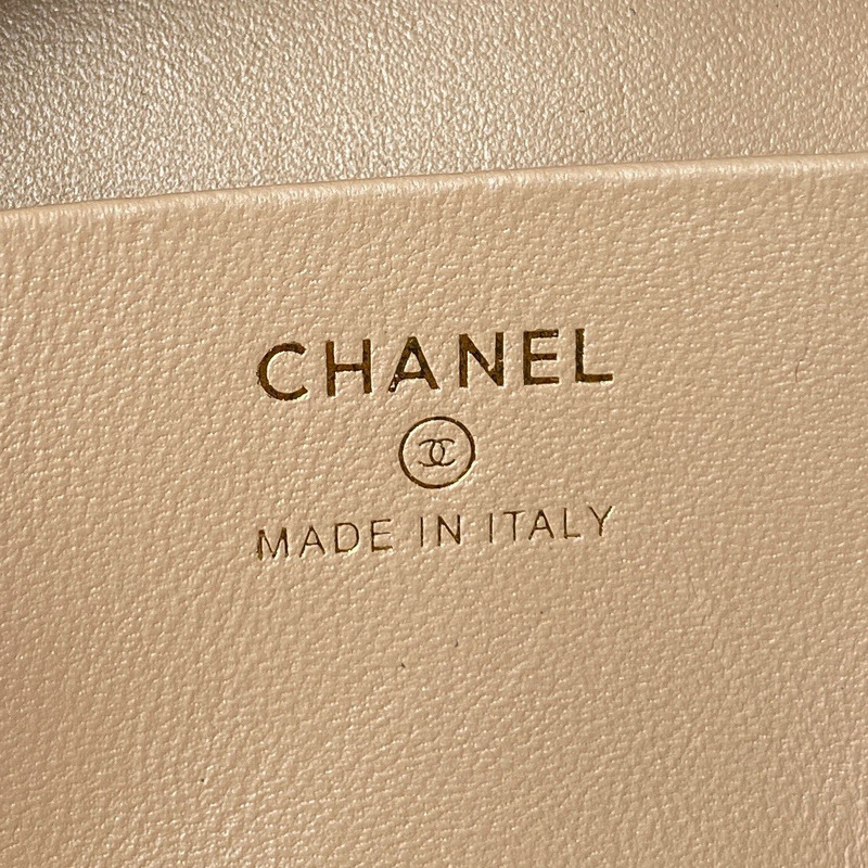 Ch*el vanity case - shiny lambskin & gold-tone metal purple