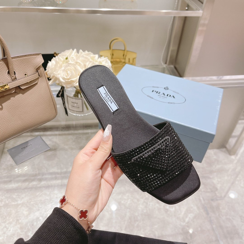 pra*a Di*m*nd slides black