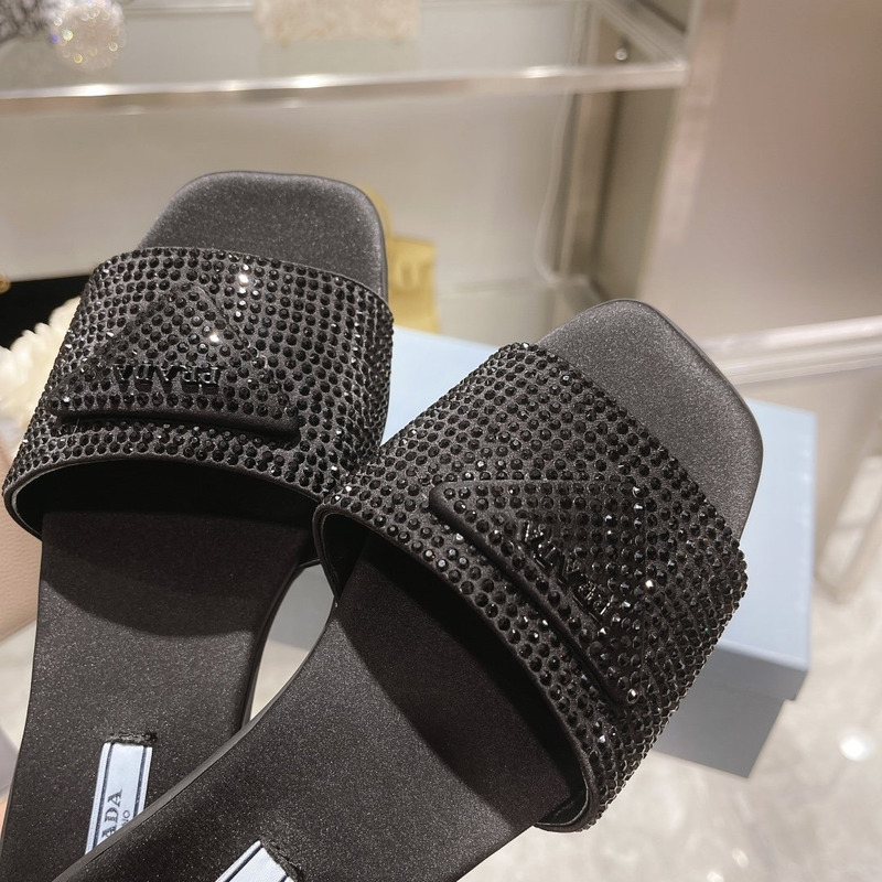 pra*a Di*m*nd slides black