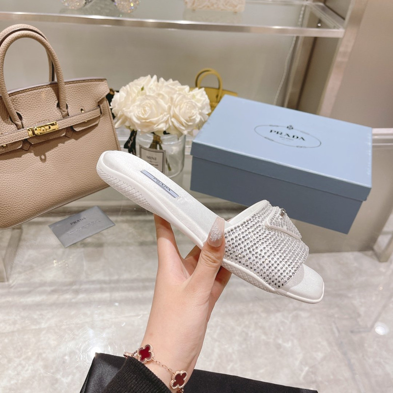 pra*a Di*m*nd slides white