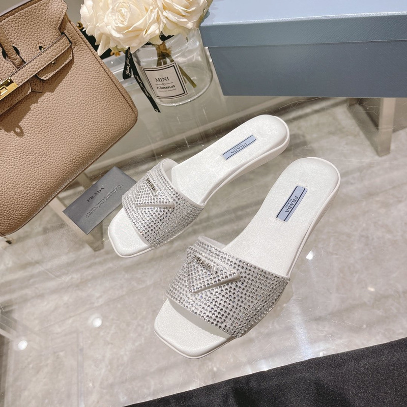 pra*a Di*m*nd slides white