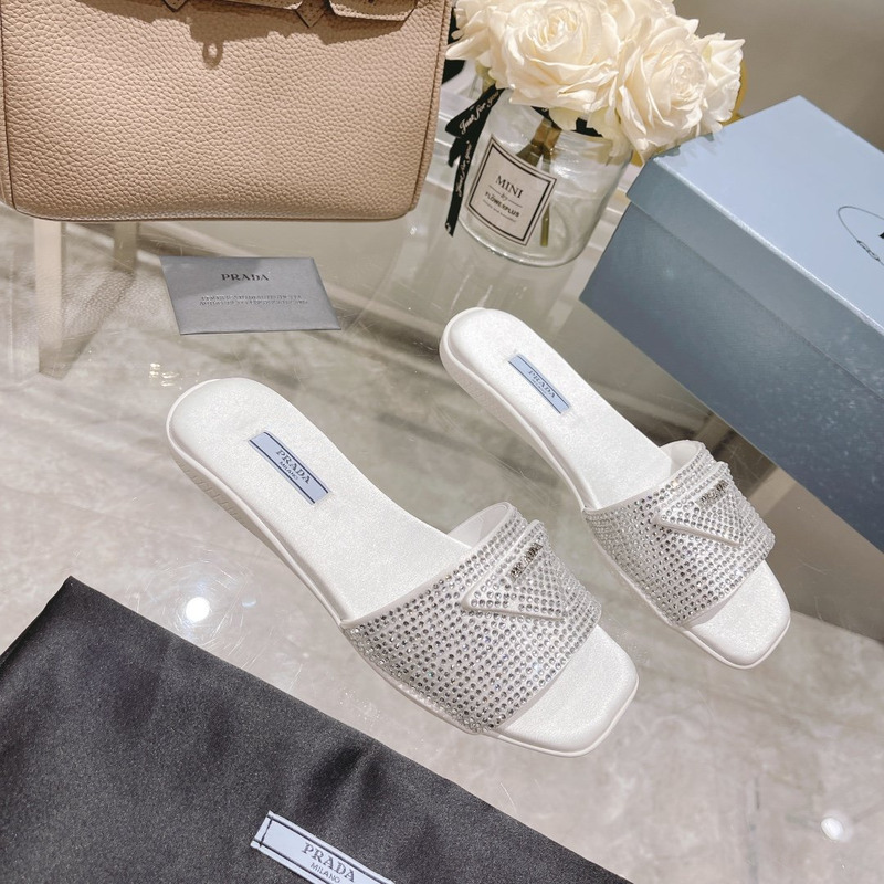 pra*a Di*m*nd slides white