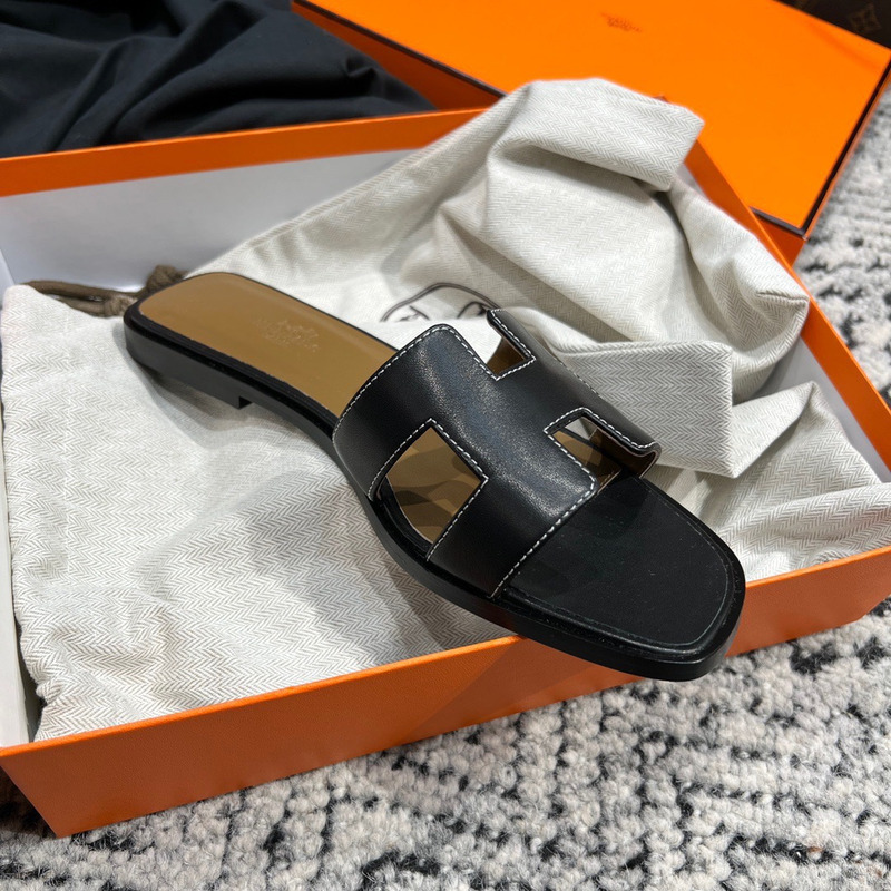 H**mes classic flat in black