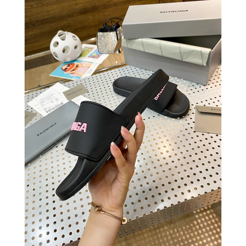 Ba*len*cia*ga pool slide sandal in black rubber with pink 3d Ba*len*cia*ga logo