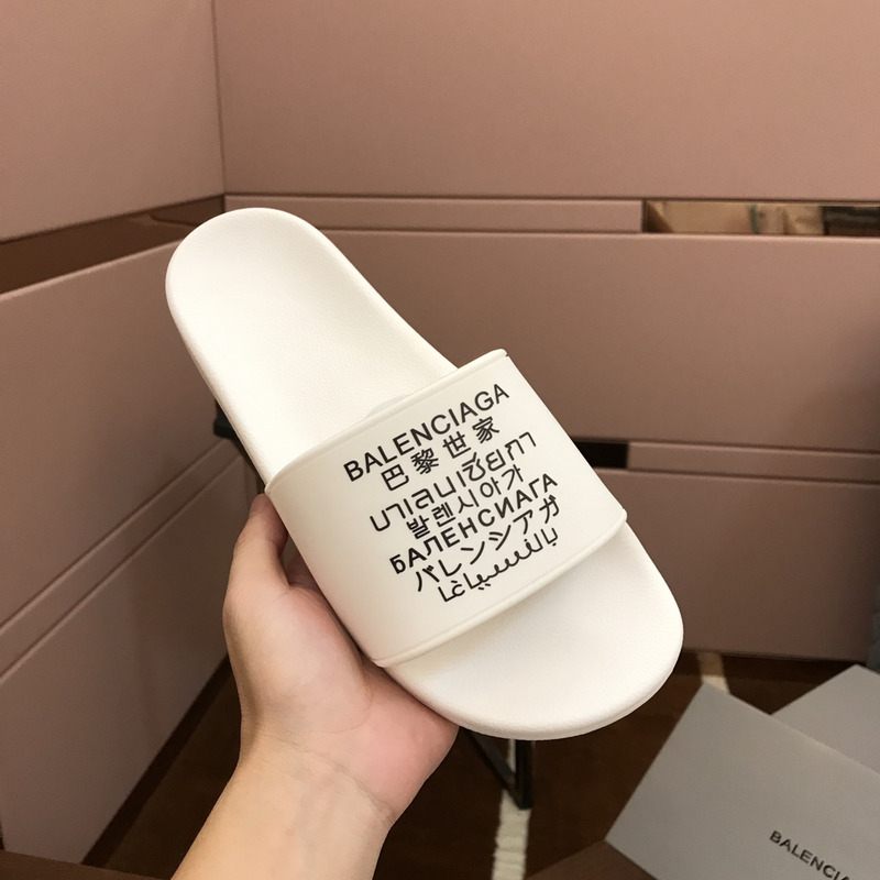 Ba*len*cia*ga  languges pool slides white