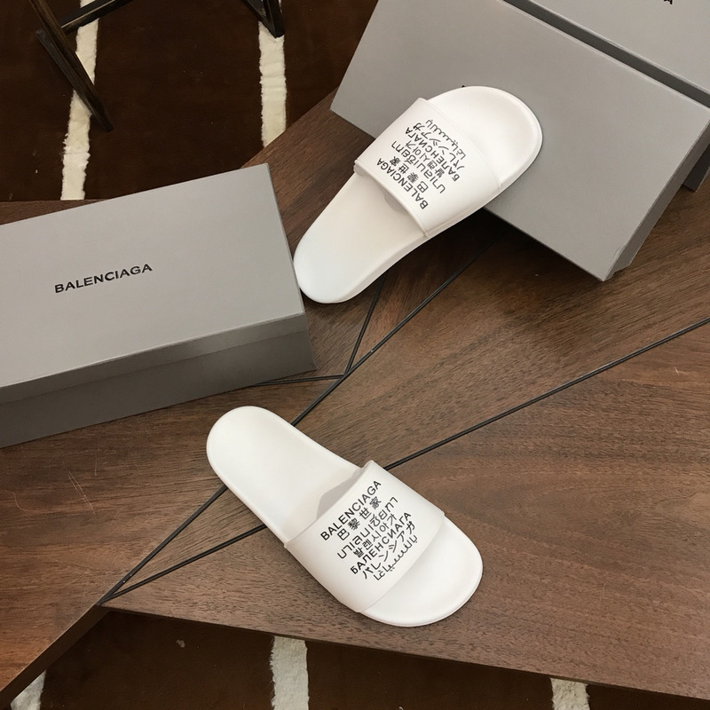 Ba*len*cia*ga  languges pool slides white