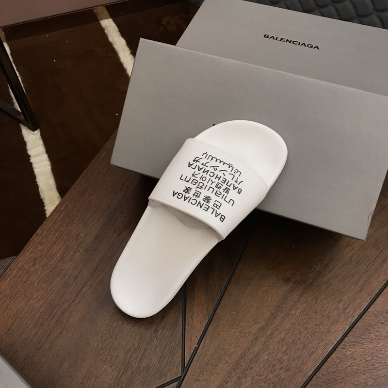 Ba*len*cia*ga  languges pool slides white