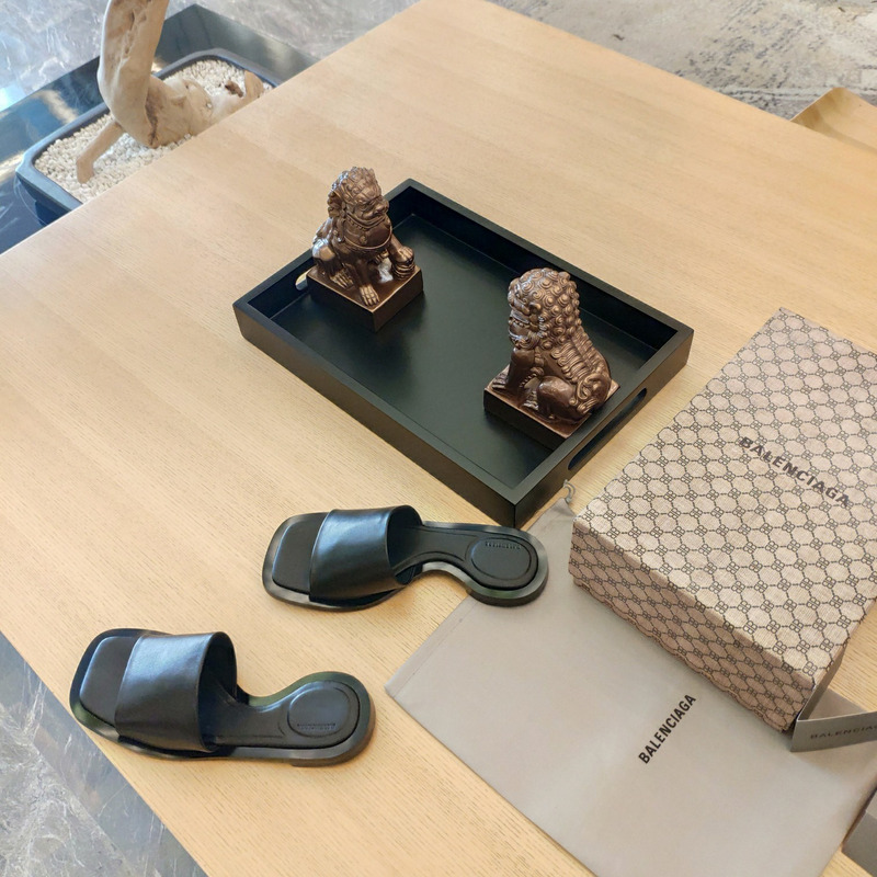 Ba*len*cia*ga ladies flat open toe simple slides black