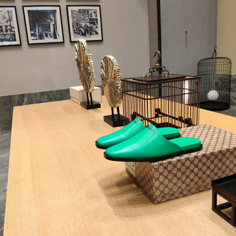 Ba*len*cia*ga cosy logo-print leather mules green