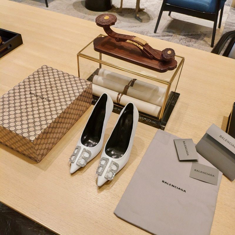 Ba*len*cia*ga women\