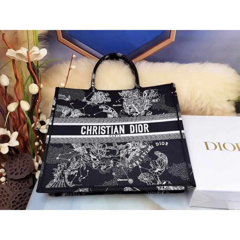 D*or constellation embroidered tote bag black