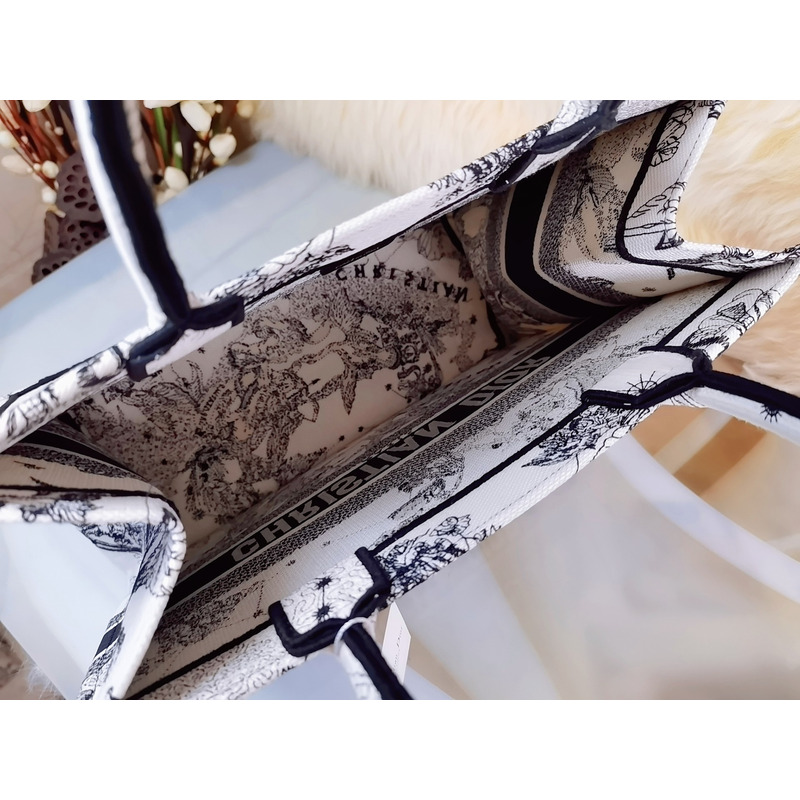 D*or constellation embroidered tote bag white