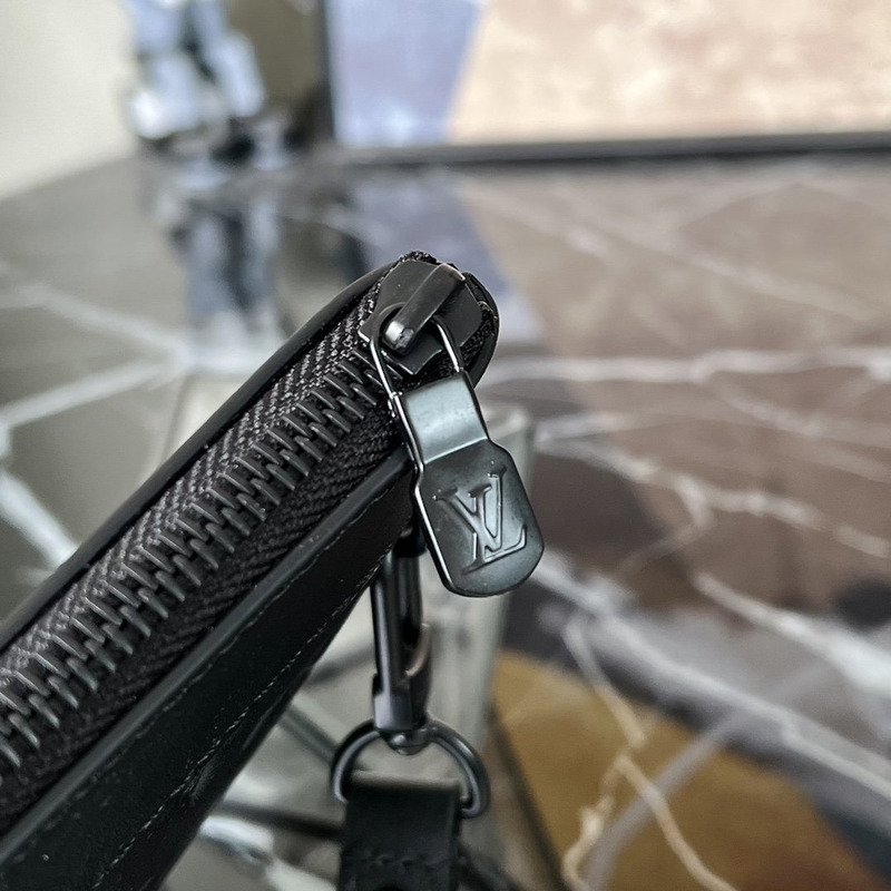 LV Pochette To-Go M8M81570