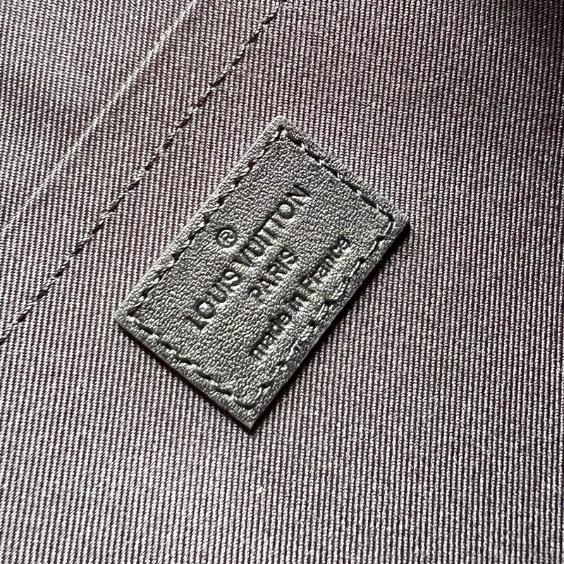 LV Pochette To-Go M81569