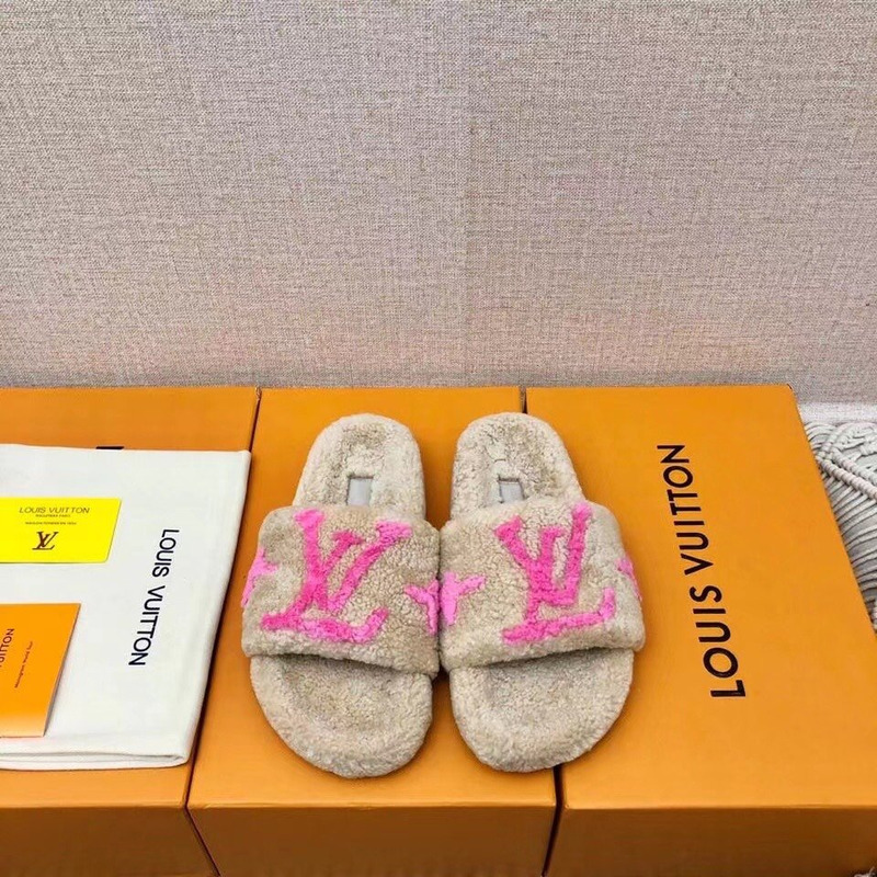 l**is V*t*n magnetic slippers beige