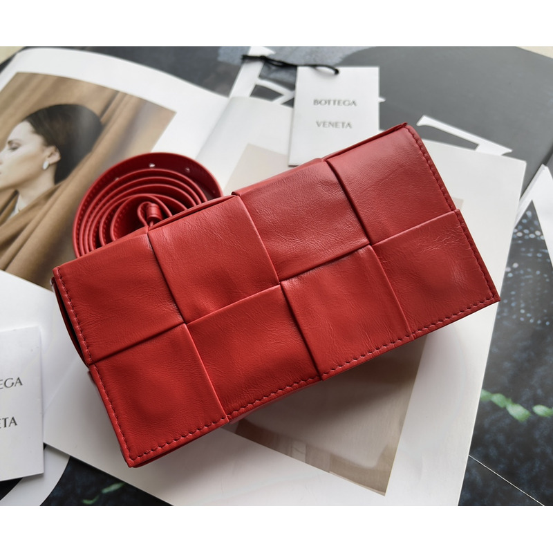 Bo*te*ga ve*ne*ta brick cassette red