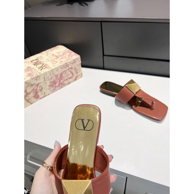 Valentino Garavani Rockstud Flat Sandals in Pink