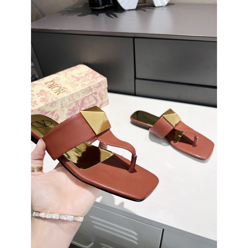 Valentino Garavani Rockstud Flat Sandals in Pink