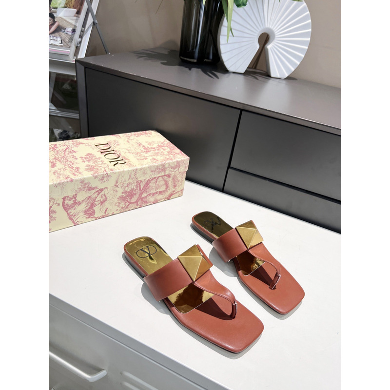 Valentino Garavani Rockstud Flat Sandals in Pink