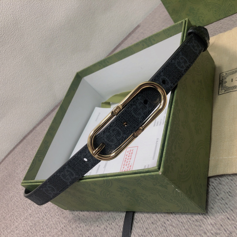 G*u*i long sliver leather belt