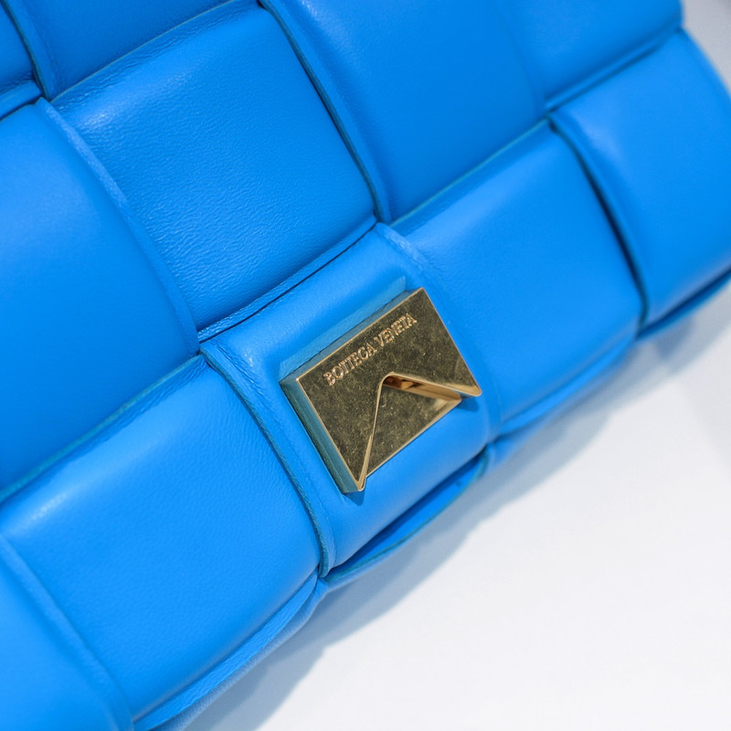 Bo*te*ga ve*ne*ta chain cassette 6688-1 bright blue