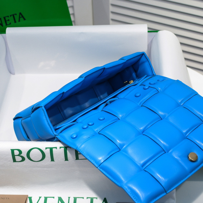 Bo*te*ga ve*ne*ta chain cassette 6688-1 bright blue