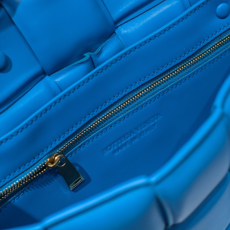 Bo*te*ga ve*ne*ta chain cassette 6688-1 bright blue