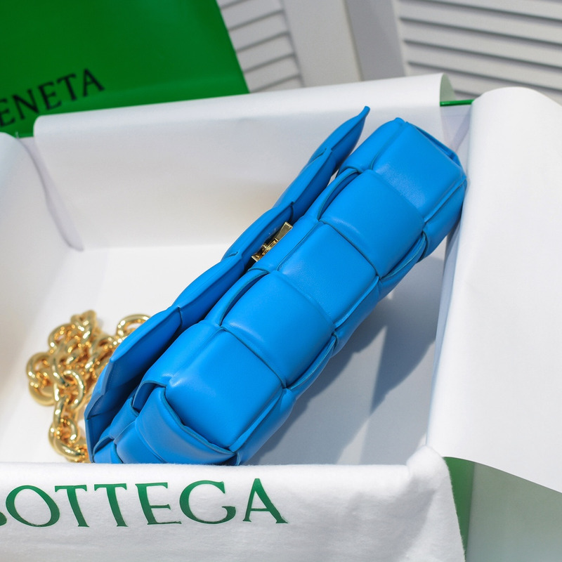 Bo*te*ga ve*ne*ta chain cassette 6688-1 bright blue