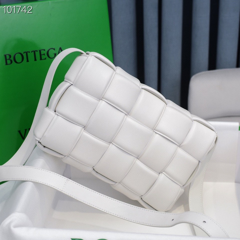 Bo*te*ga ve*ne*ta padded cassette leather shoulder bag white
