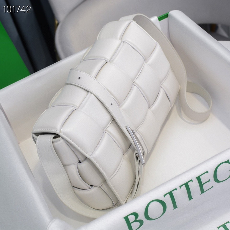 Bo*te*ga ve*ne*ta padded cassette leather shoulder bag white