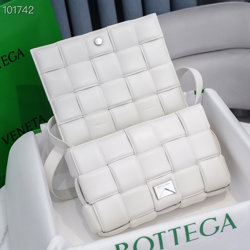 Bo*te*ga ve*ne*ta padded cassette leather shoulder bag white