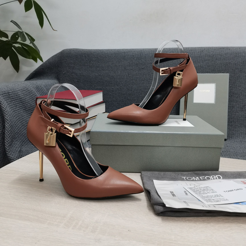 Tom Ford Padlock leather pumps in Brown