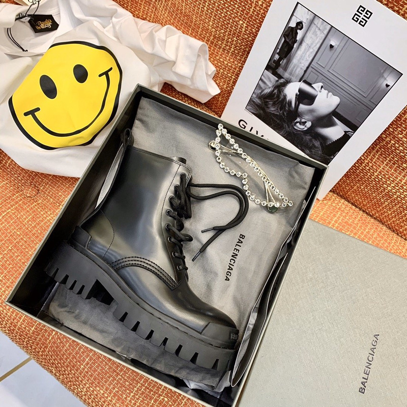 Ba*len*cia*ga wmns strike lace-up martin boots black