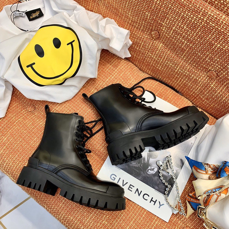 Ba*len*cia*ga wmns strike lace-up martin boots black