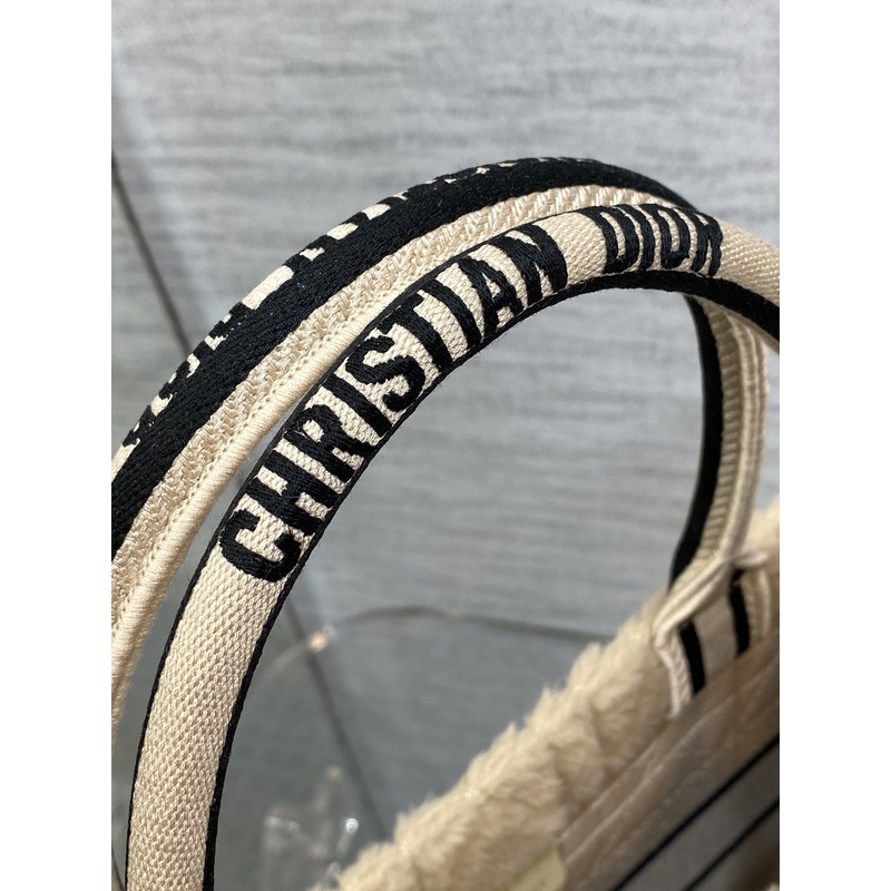 D*or medium book tote bag cannage shearling beige