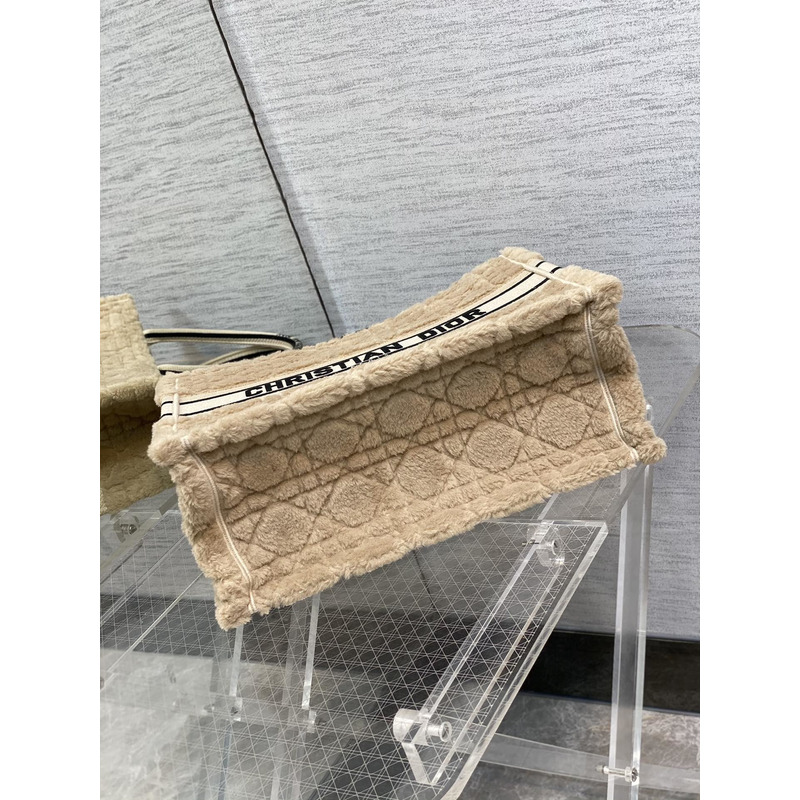 D*or medium book tote bag cannage shearling beige
