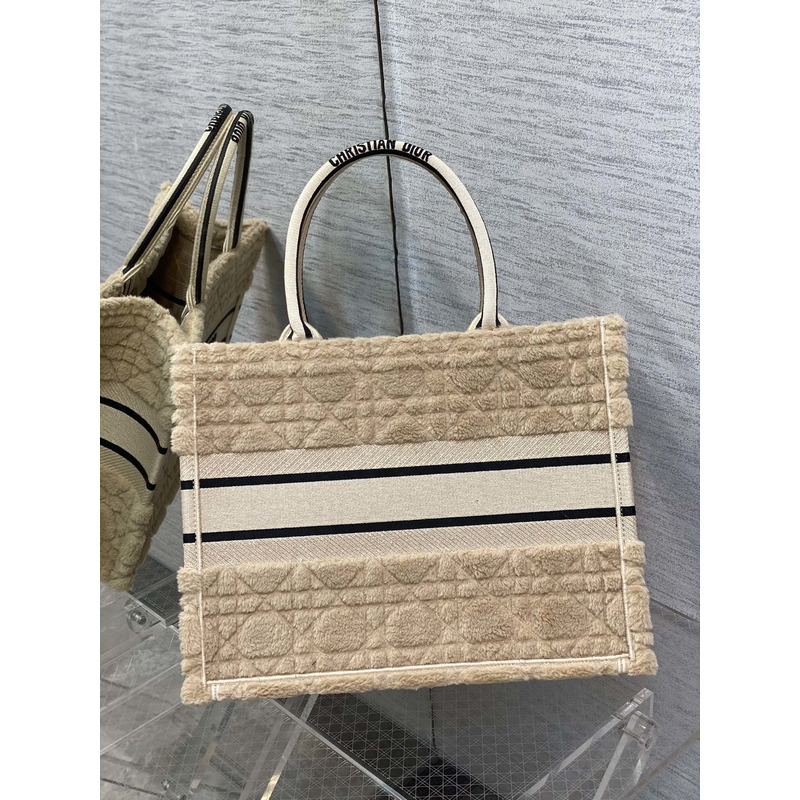 D*or medium book tote bag cannage shearling beige