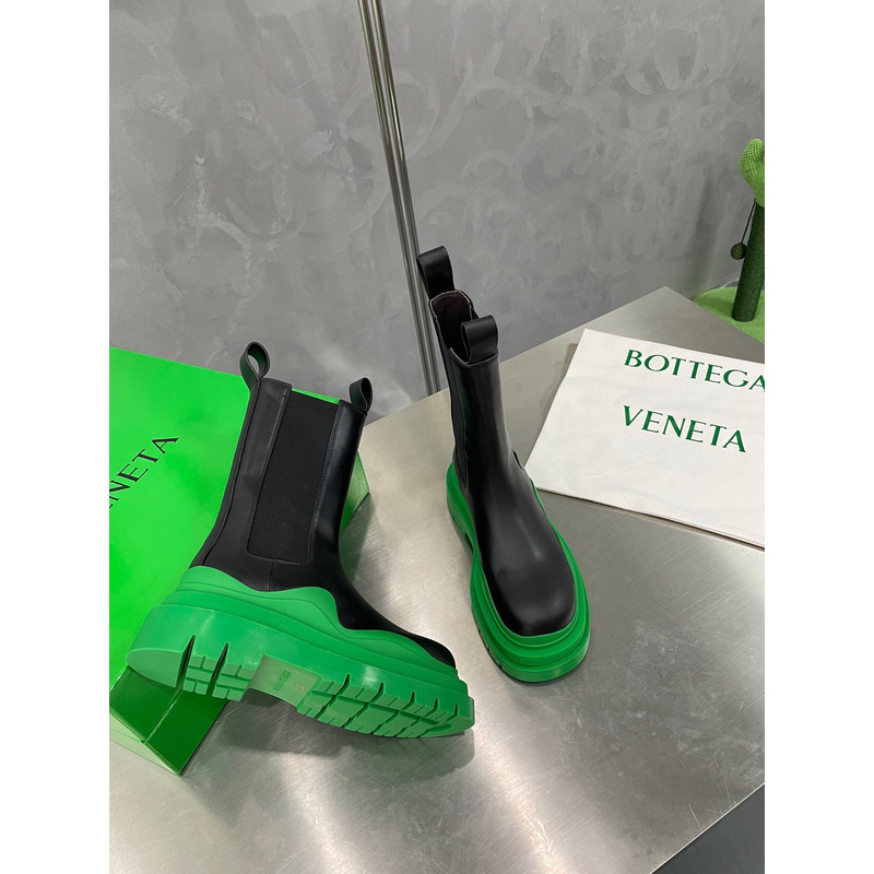 Bo*te*ga ve*ne*ta tire chelsea boot in black and grass