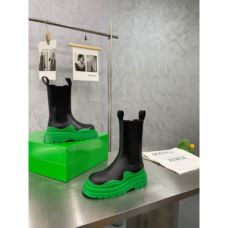 Bo*te*ga ve*ne*ta tire chelsea boot in black and grass