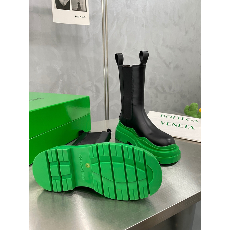 Bo*te*ga ve*ne*ta tire chelsea boot in black and grass