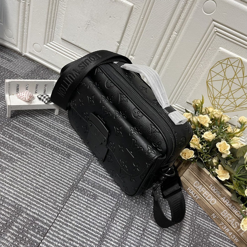 l**is V*t*n s lock messenger bag monogram black