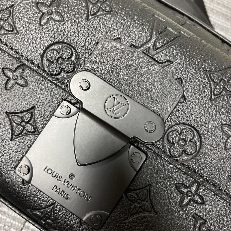 l**is V*t*n s lock messenger bag monogram black