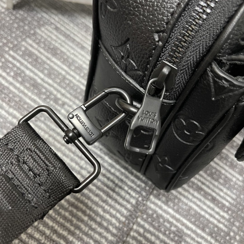 l**is V*t*n s lock messenger bag monogram black