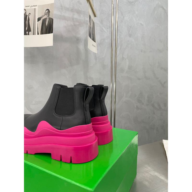 Bo*te*ga ve*ne*ta tire ankle chelsea boot in black and hollyhock