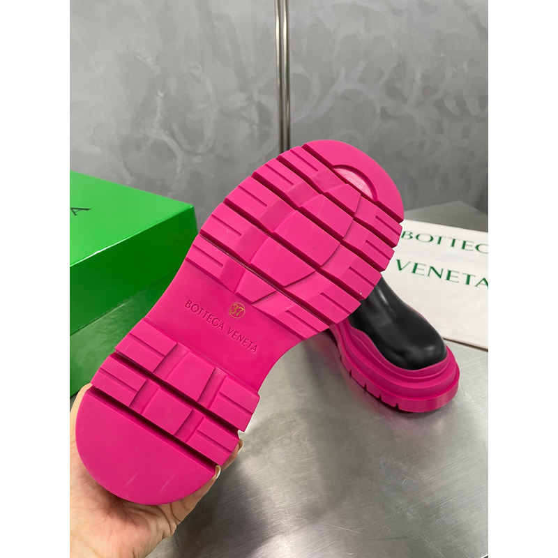 Bo*te*ga ve*ne*ta tire ankle chelsea boot in black and hollyhock