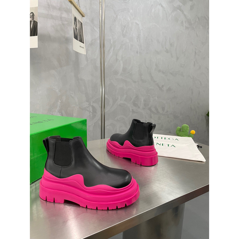 Bo*te*ga ve*ne*ta tire ankle chelsea boot in black and hollyhock