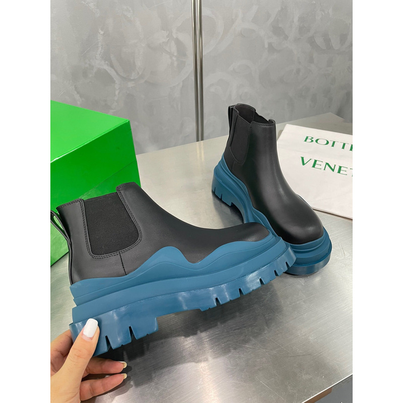 Bo*te*ga ve*ne*ta tire ankle chelsea boot in black and cruise