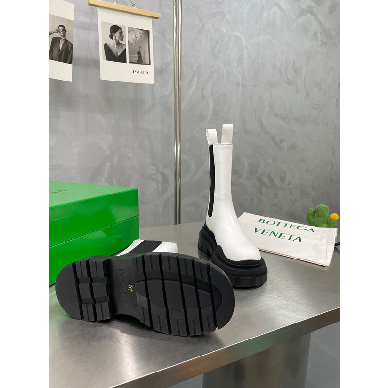 Bo*te*ga ve*ne*ta tire chelsea boot in white and black